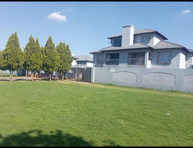 3 BEDROOM TOWNHOUSE FOR SALE IN CRYSTAL PARK